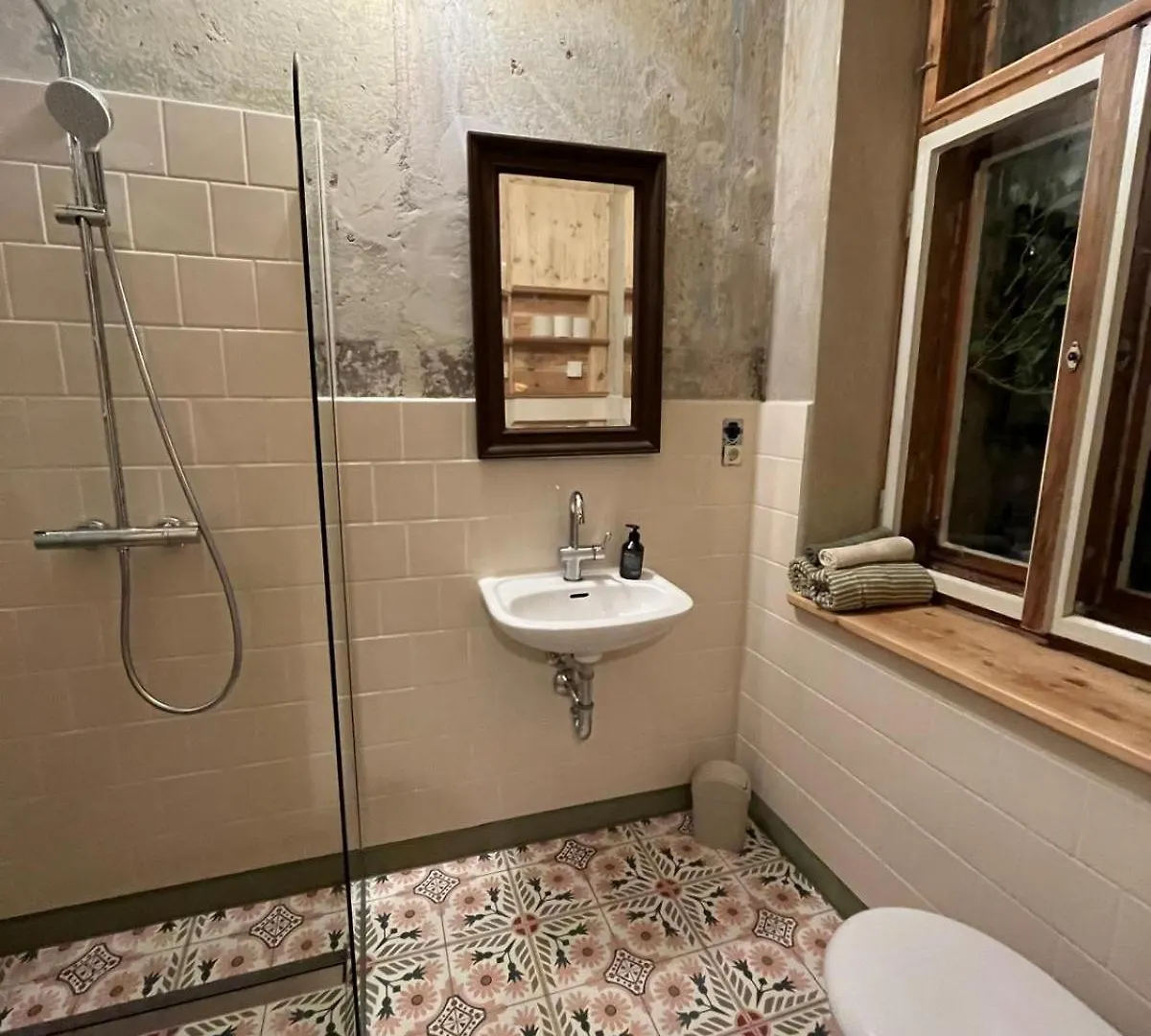 Dresden In Schoener Atelierwohnung Mit Garten Und Werkstattsauna