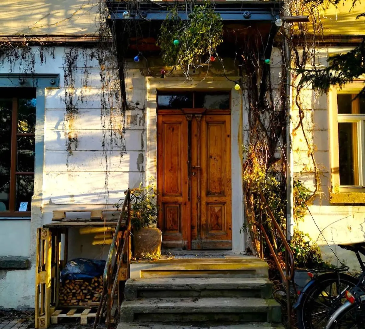 Dresden In Schoener Atelierwohnung Mit Garten Und Werkstattsauna